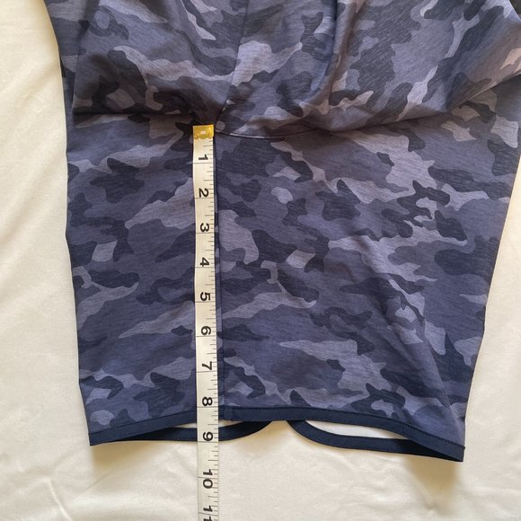 Vineyard Vines Men's *NWOT* 8" Performance Navy Mountain Camo Shorts, 32" Waist - Picture 9 of 9